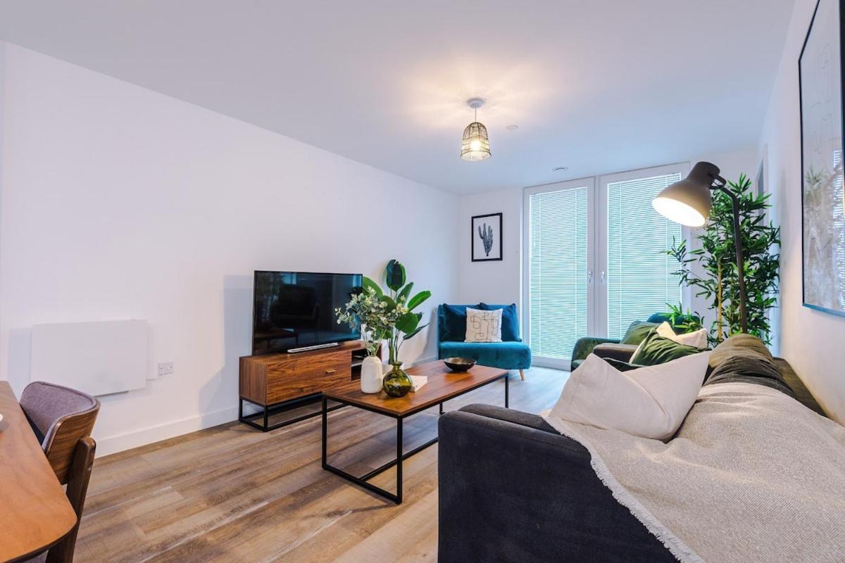 New Trafford Loft - Free Parking Apartment *