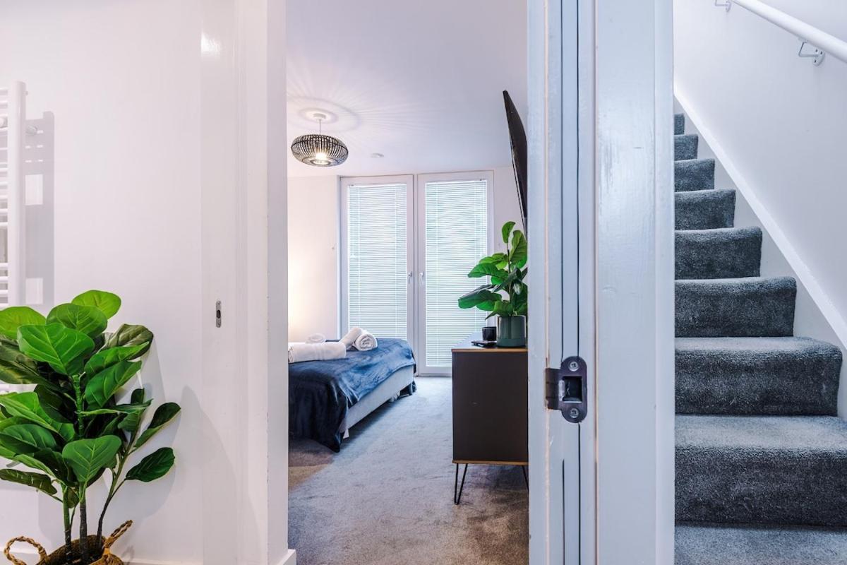 Apartment New Trafford Loft - Free Parking *
