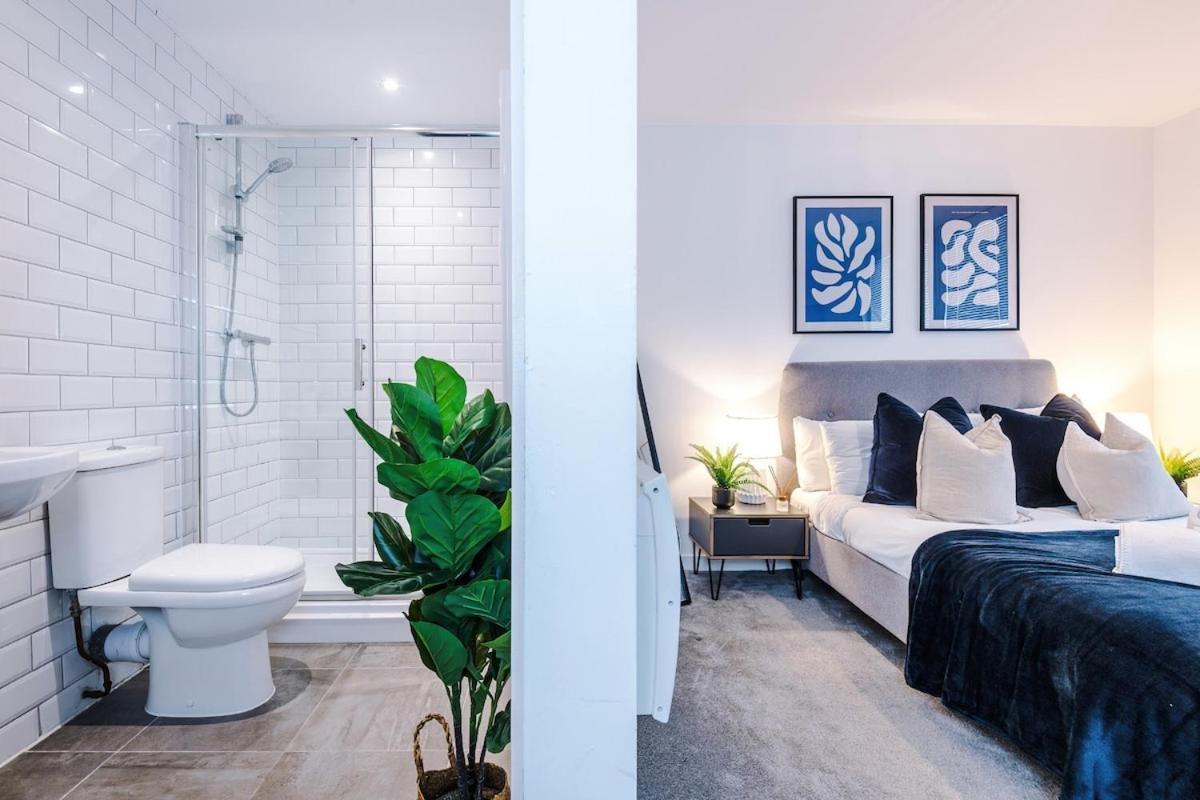 New Trafford Loft - Free Parking Apartment